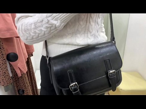 ❤️ Masturbazzjoni pubblika tal-kelba żagħżugħa FeralBerry b'dildo fil-kamra tal-armar Sess ta' kwalità lilna mt.teenactivewear.ru ﹏